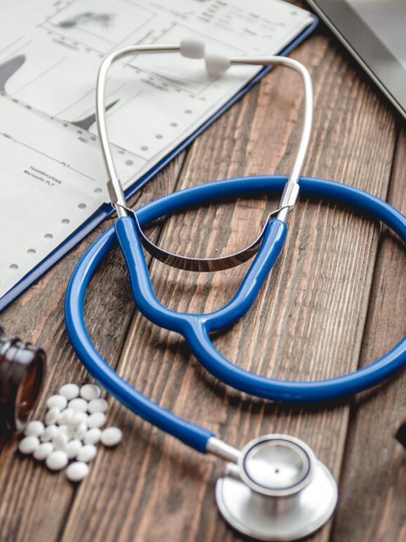 Doctor's desk top view patient's medical card close-up Diagnostik und Voruntersuchungen in der Praxis Ärzte am Markt in Buchholz